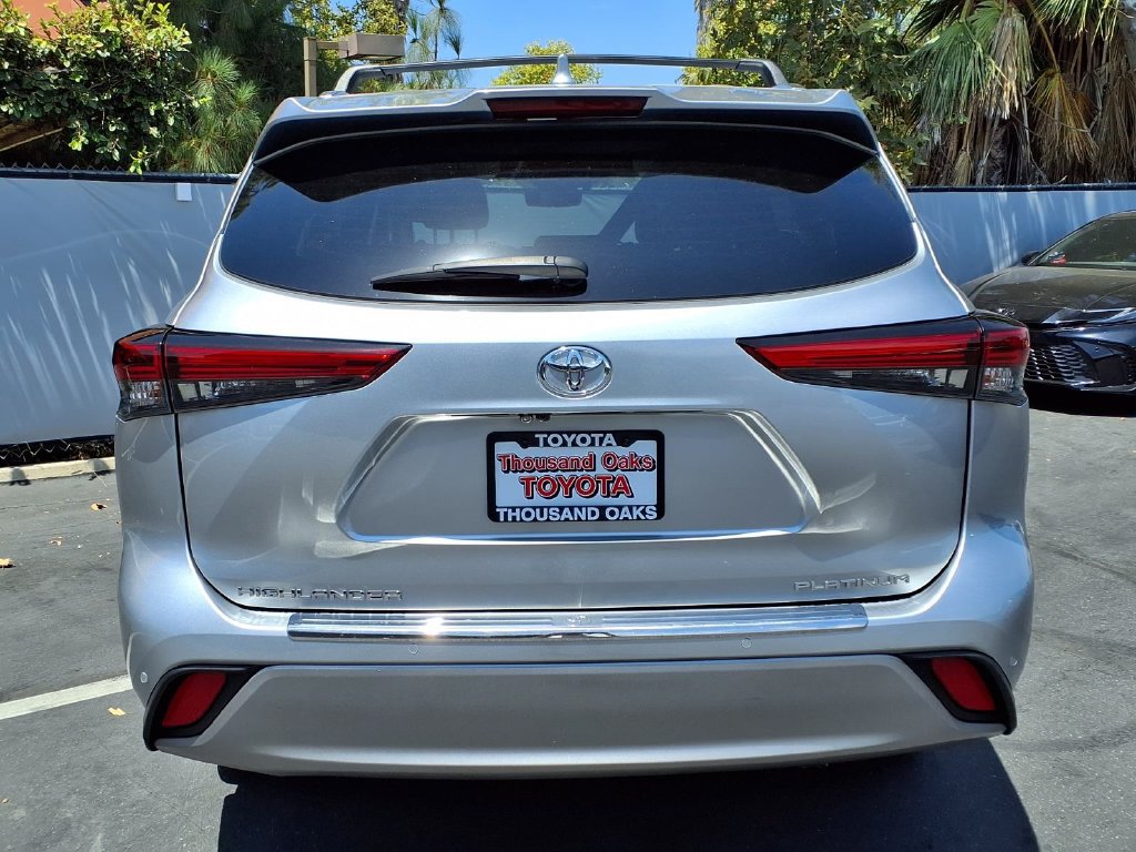 Used 2023 Toyota Highlander Platinum FWD image 6