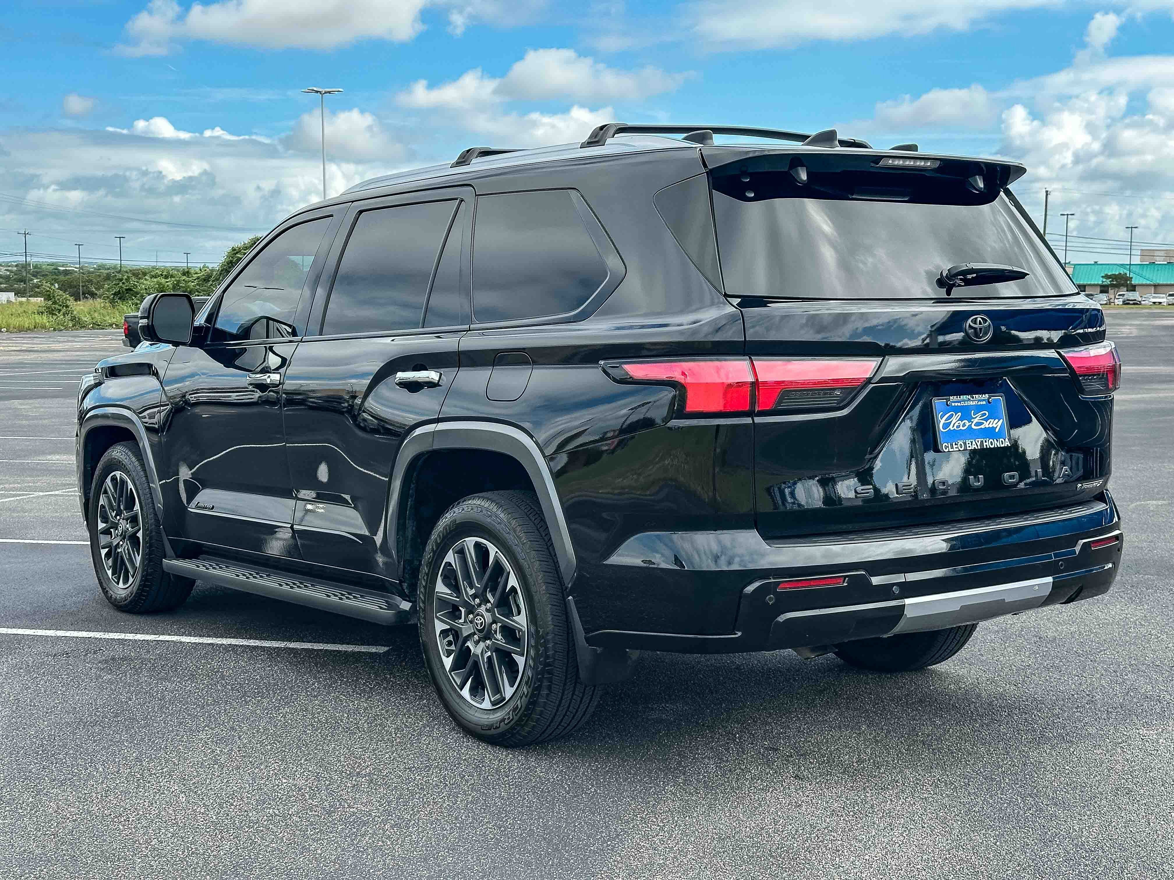 Used 2025 Toyota Sequoia Limited w/ Tow Technology Package AWD/4WD image 8