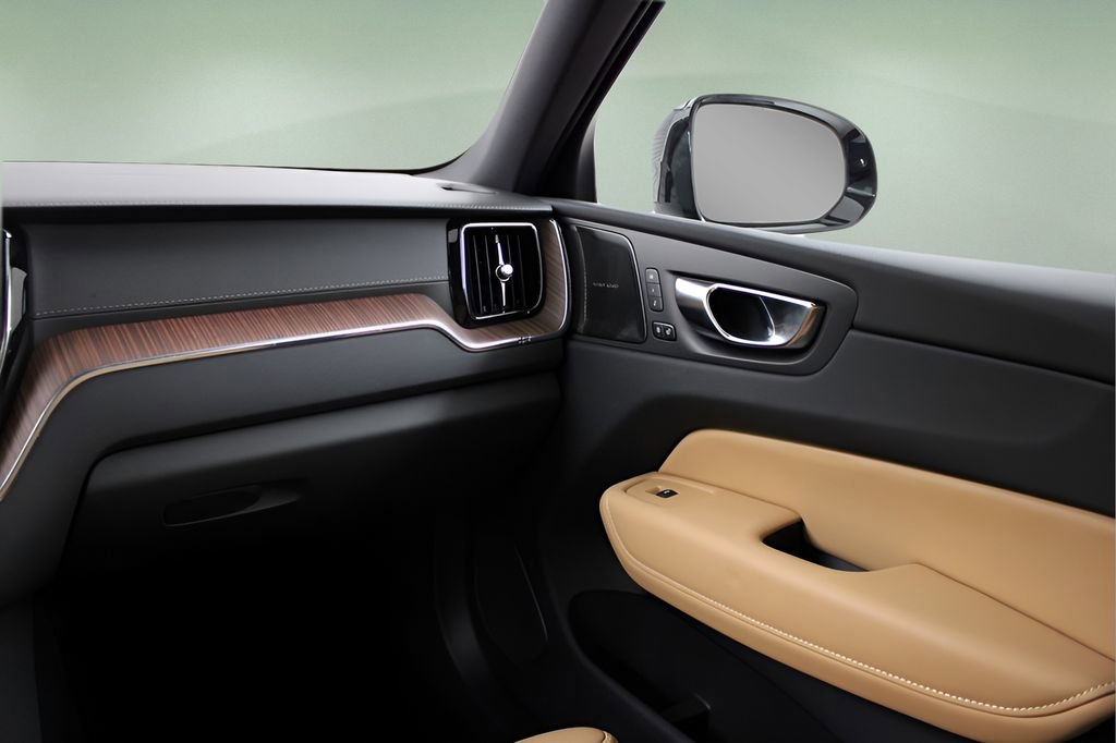Used 2025 Volvo XC60 B5 Ultra image 23