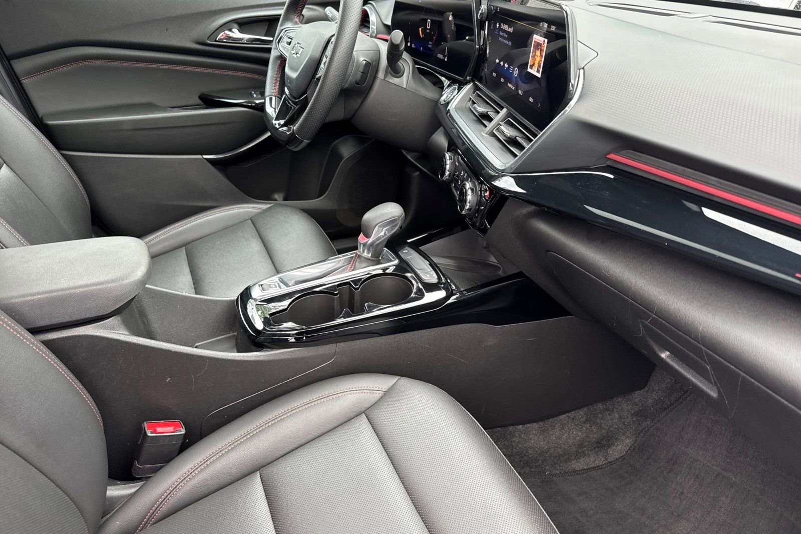 Used 2024 Chevrolet Trax RS w/ Sunroof Package image 16