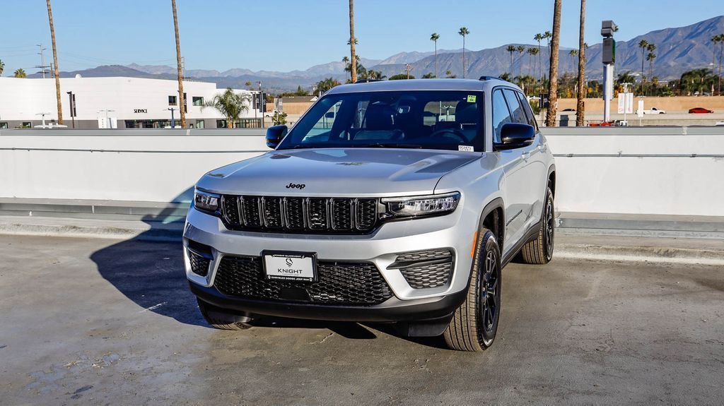 New 2025 Jeep Grand Cherokee Altitude image 4