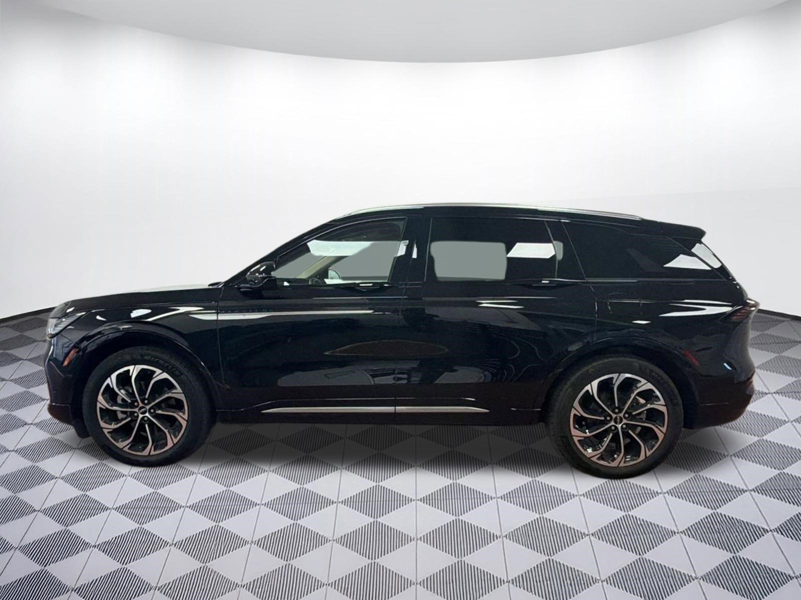 Used 2024 Lincoln Nautilus Reserve w/ Equipment Group 203A image 2