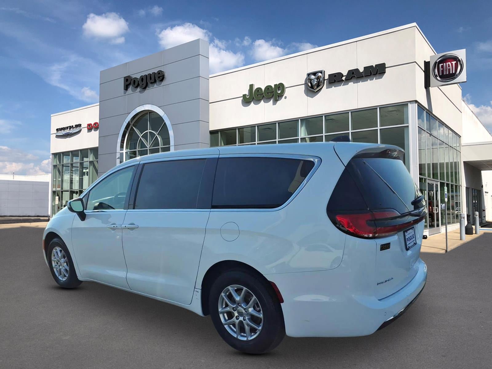 Used 2023 Chrysler Pacifica Touring-L image 3
