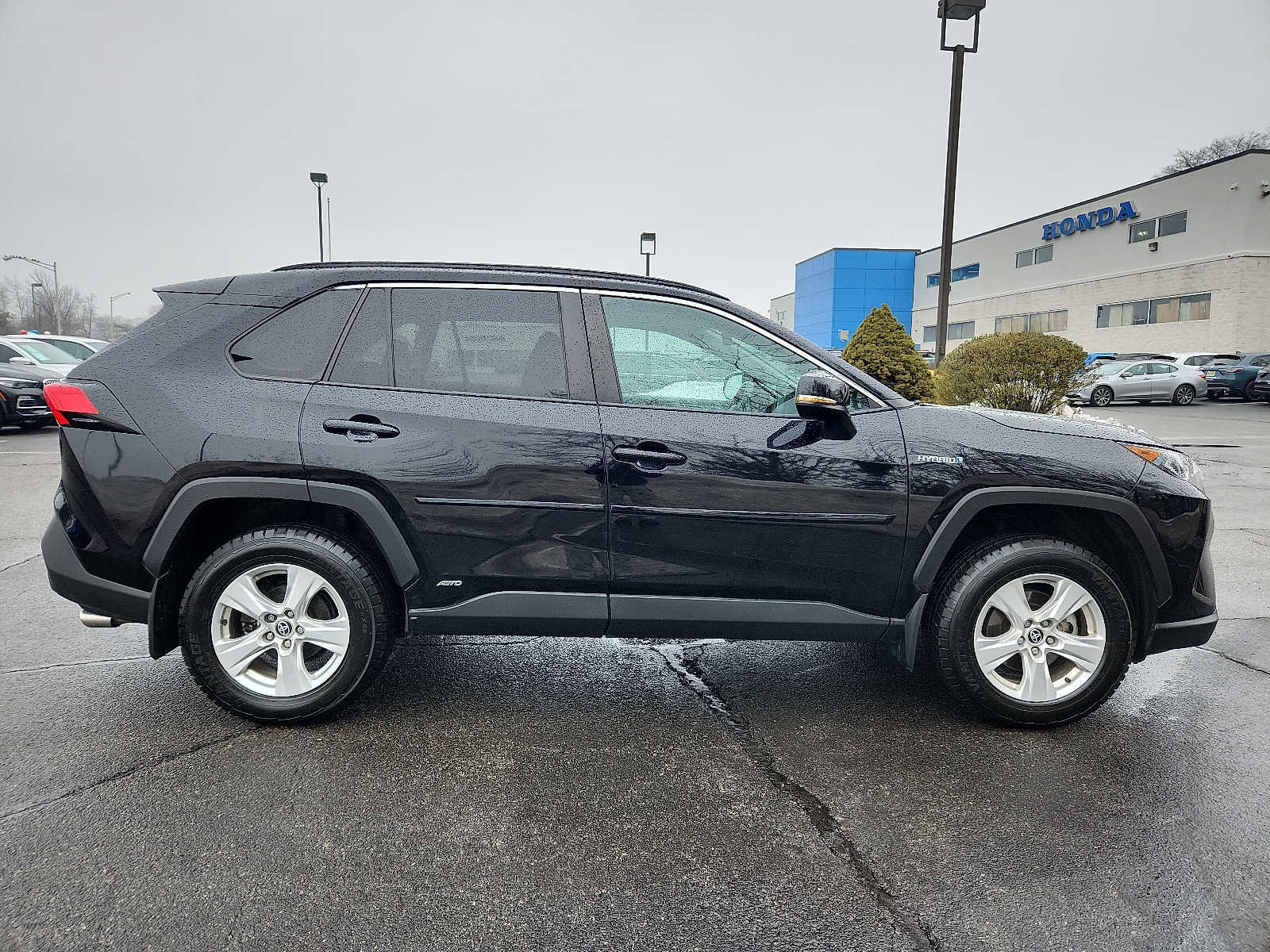 Used 2021 Toyota RAV4 XLE w/ XLE Grade Weather Package image 7