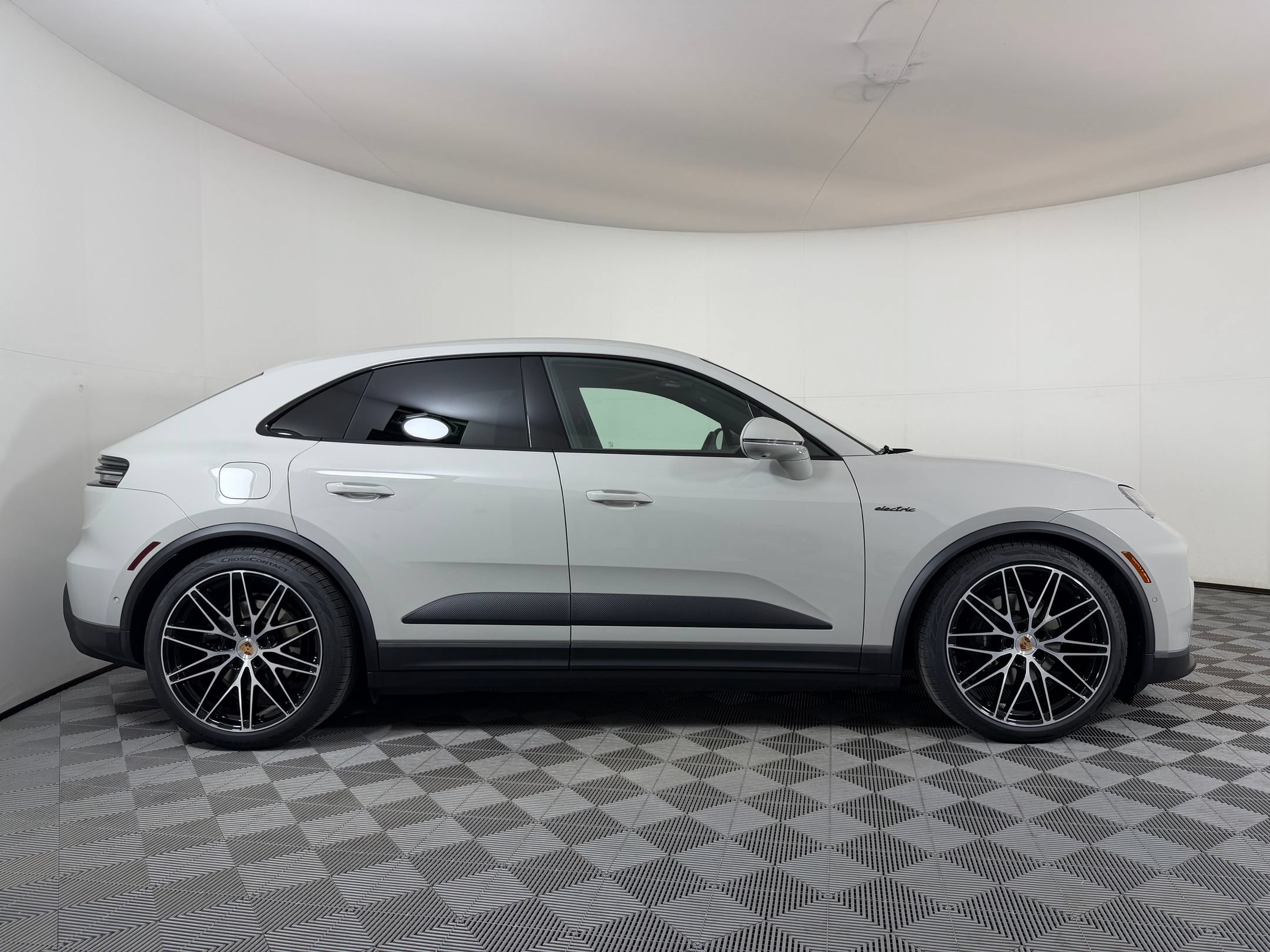 Used 2026 Porsche Macan Electric RWD image 9