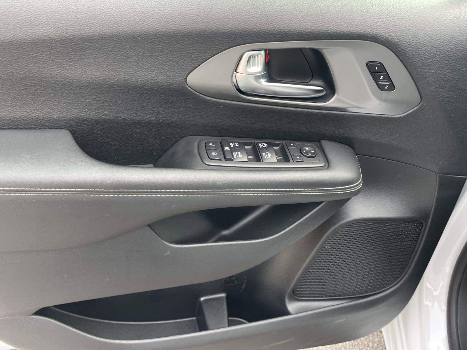 Used 2025 Chrysler Pacifica Select image 14