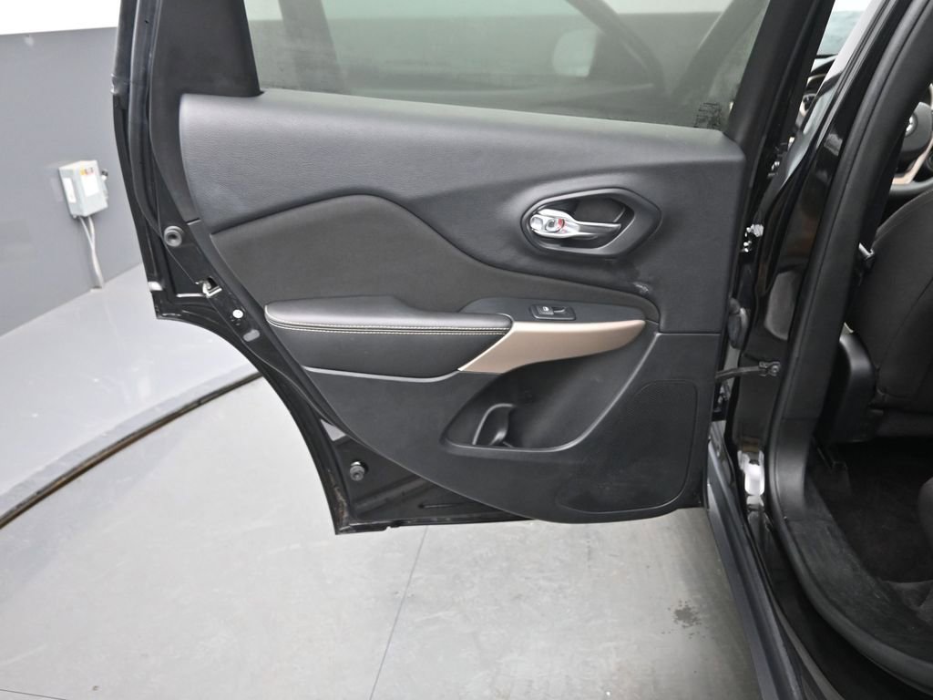 Used 2017 Jeep Cherokee Altitude image 14