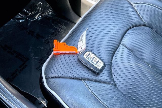 Used 2023 Chrysler Pacifica Limited w/ Uconnect Theater Family Group FWD image 11