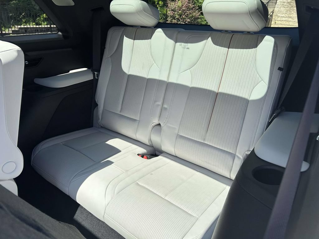 New 2027 Cadillac Vistiq Sport w/ LPO, Floor Liner Package AWD/4WD image 13