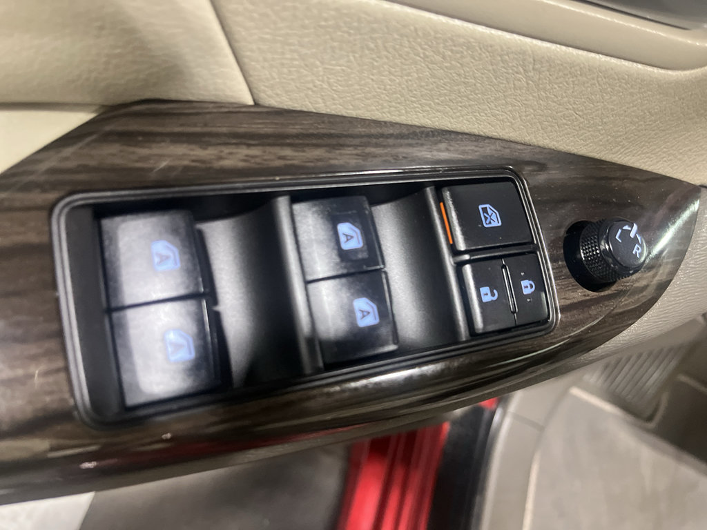 Used 2020 Toyota Sienna XLE Premium w/ Carpet Mat Package FWD image 32
