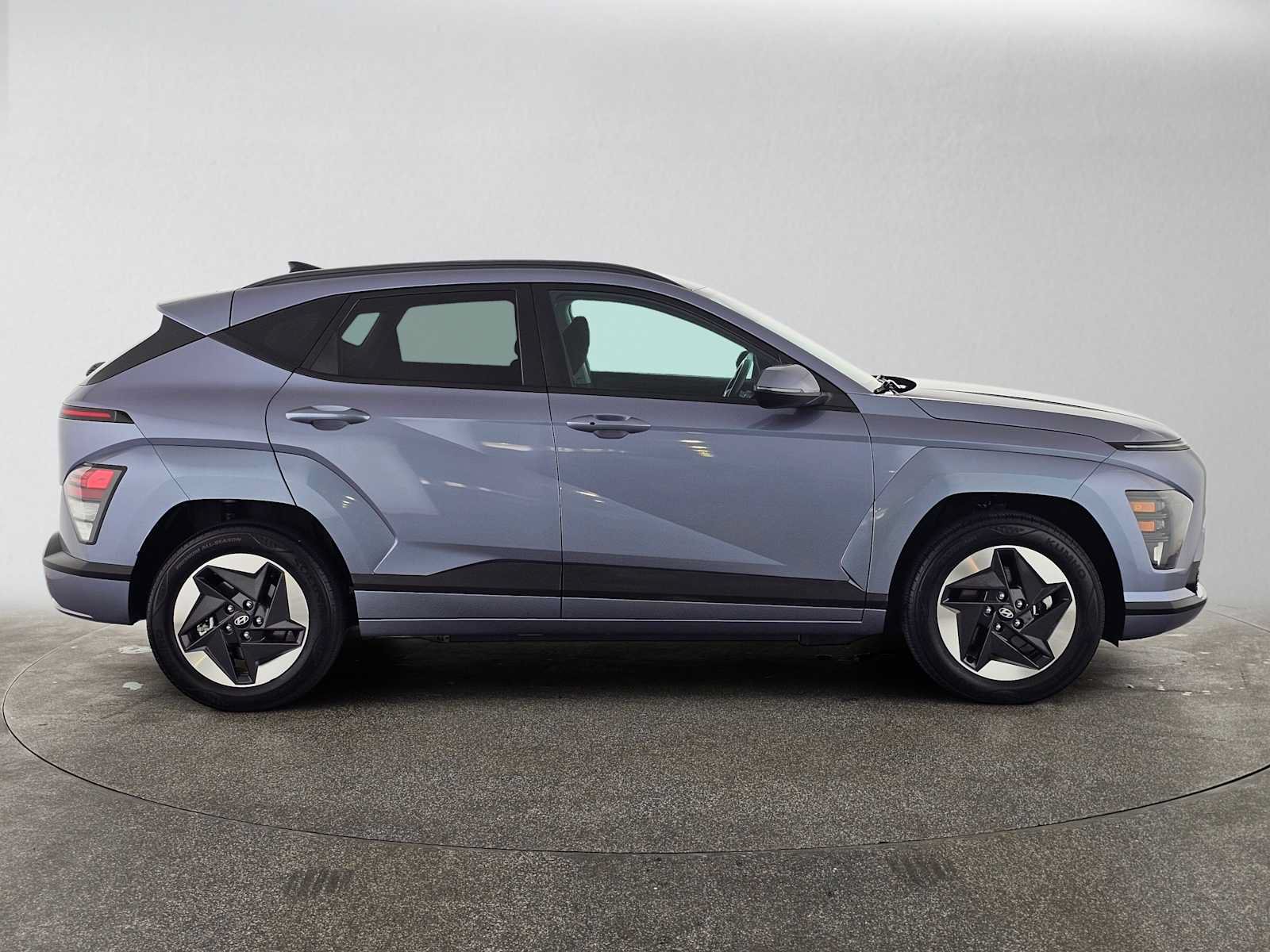 Used 2024 Hyundai Kona SEL FWD image 2