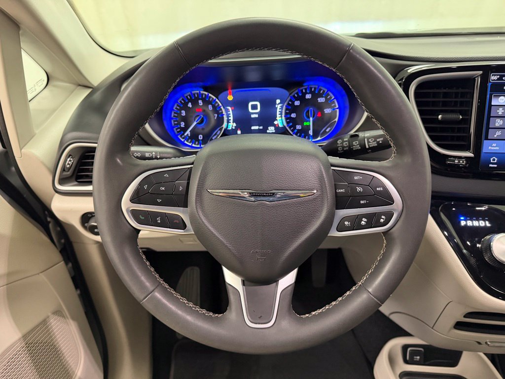 Used 2024 Chrysler Pacifica Touring-L FWD image 23