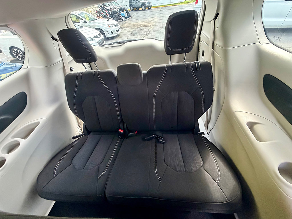 Used 2020 Chrysler Voyager L FWD image 13