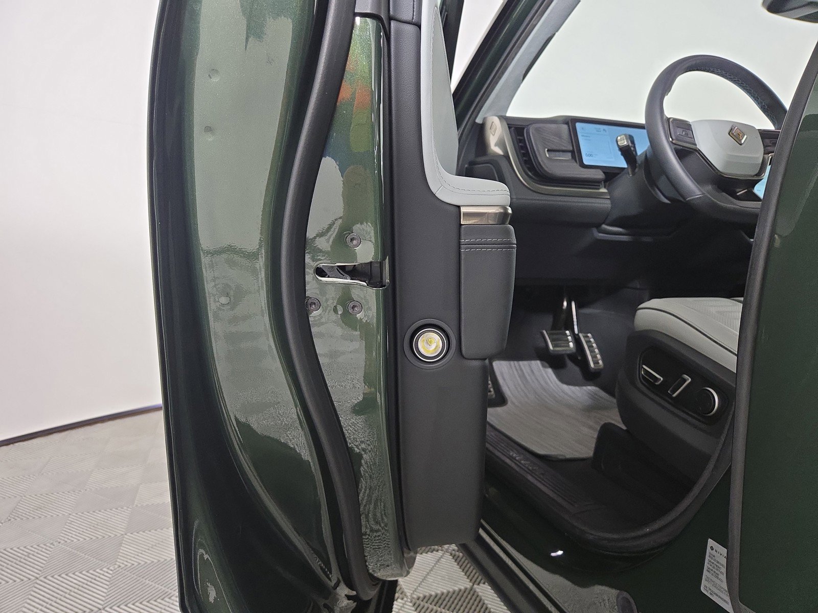 Used 2024 Rivian R1S Adventure AWD/4WD image 32