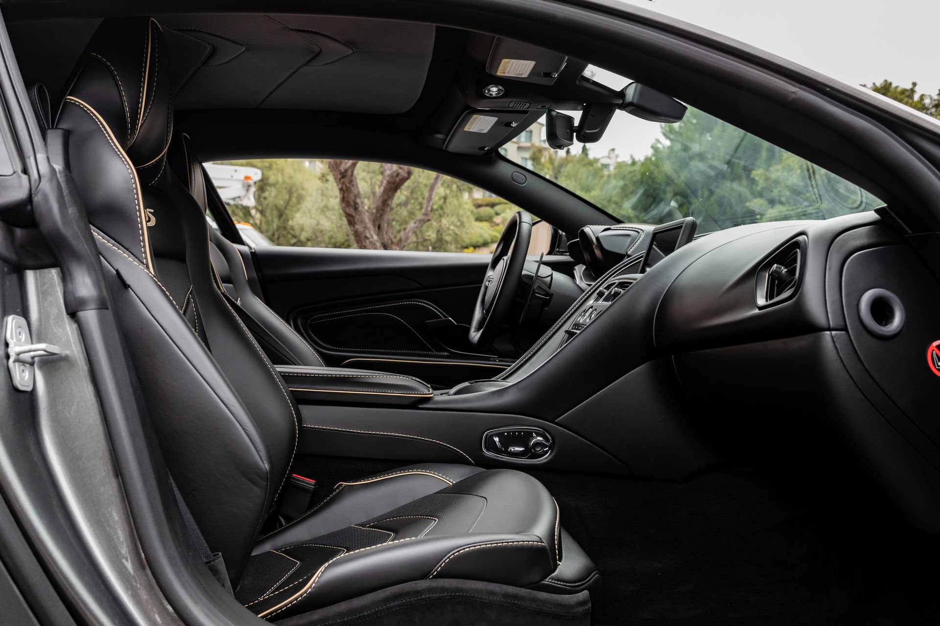 Used 2019 Aston Martin DBS Superleggera RWD image 16