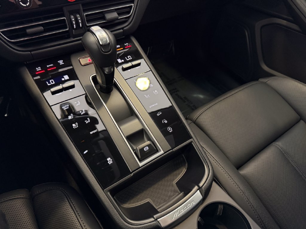 Certified 2026 Porsche Macan AWD/4WD image 19
