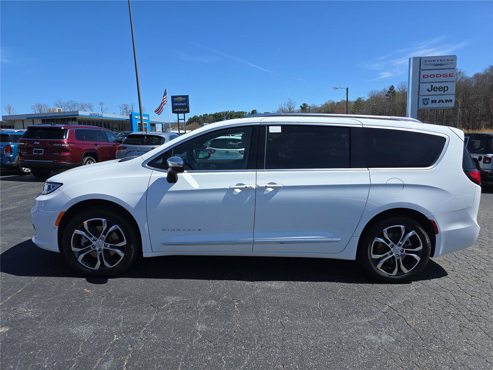 New 2026 Chrysler Pacifica Pinnacle w/ Trailer Tow Group AWD/4WD image 7