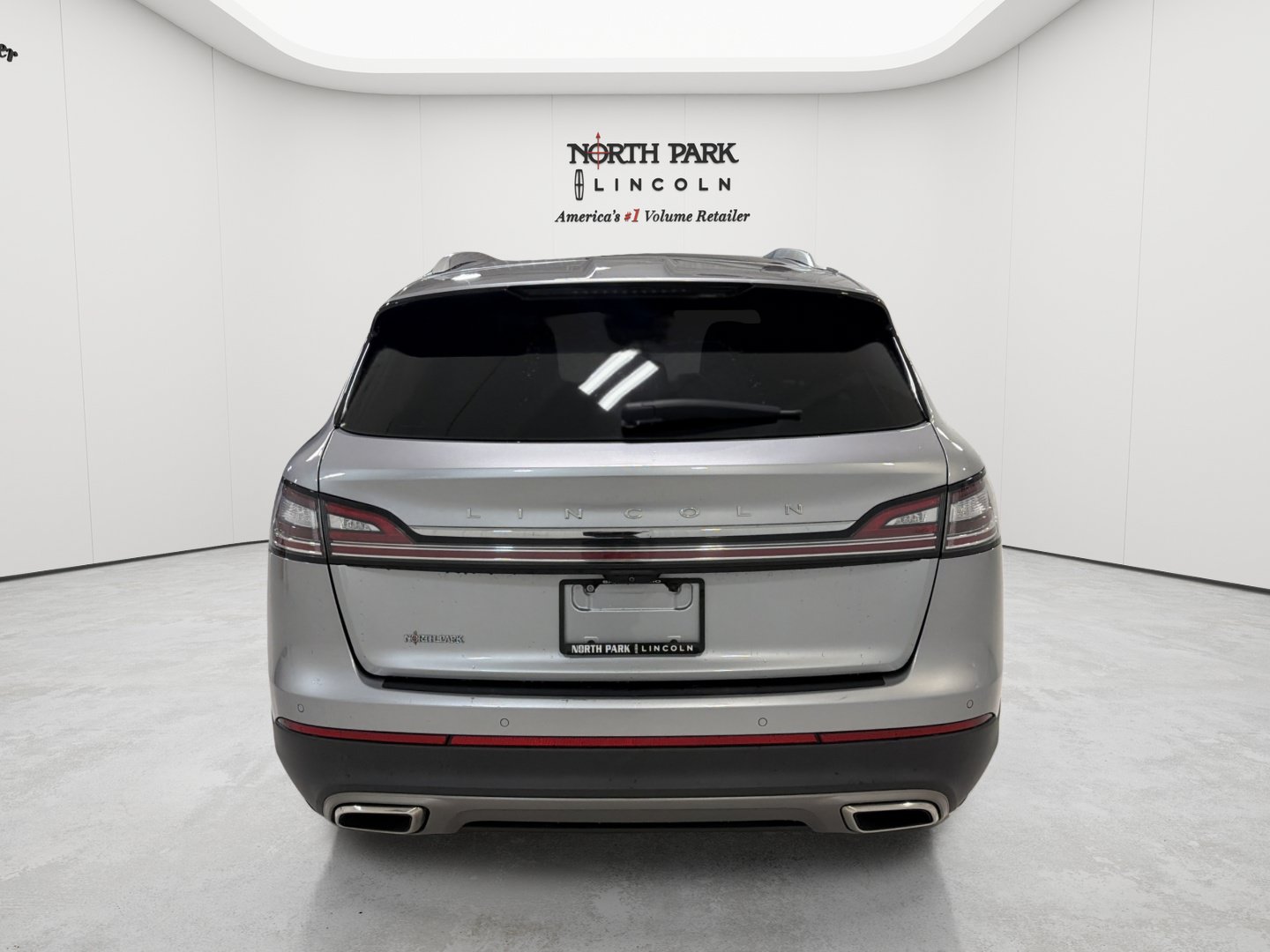 Used 2023 Lincoln Nautilus FWD w/ Premium Package image 4