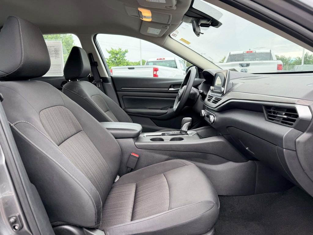 Used 2025 Nissan Altima 2.5 SV FWD image 12