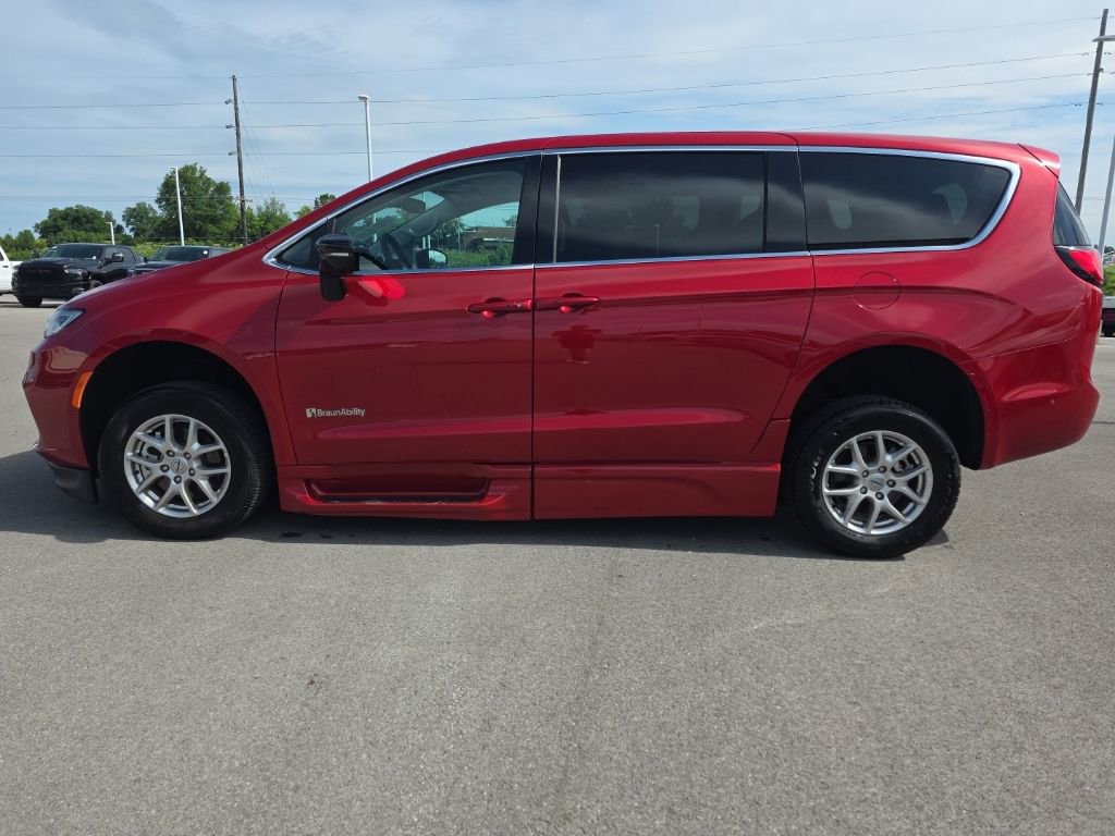 Used 2024 Chrysler Pacifica Touring-L FWD image 8