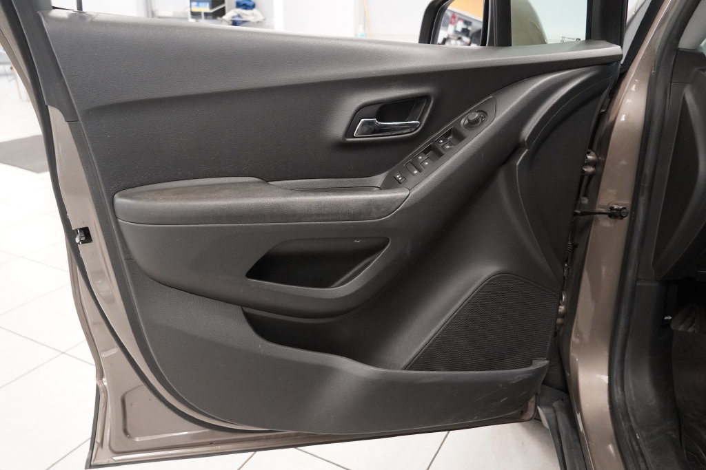 Used 2020 Chevrolet Trax LT w/ Driver Confidence Package FWD image 16