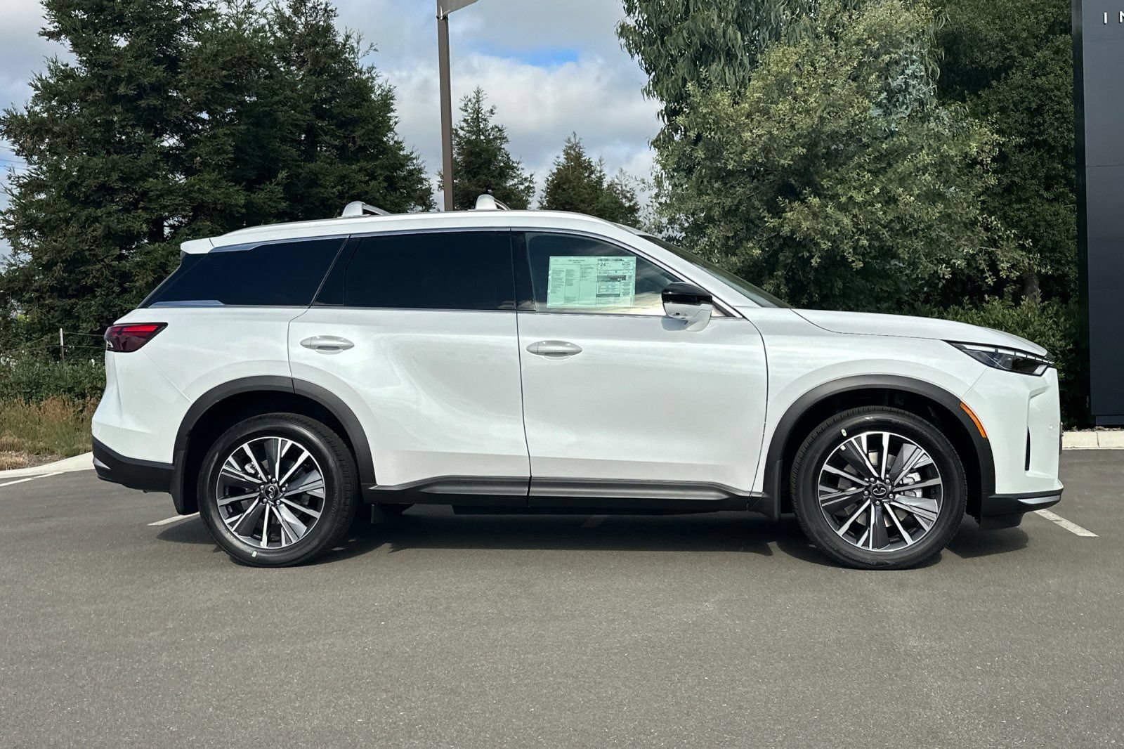 New 2027 INFINITI QX60 Luxe AWD/4WD image 3