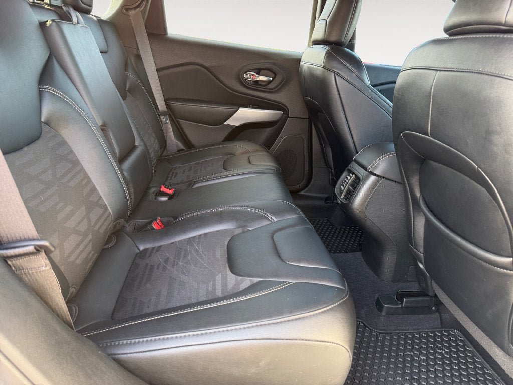 Used 2022 Jeep Cherokee Latitude w/ Sun & Sound Group AWD/4WD image 23