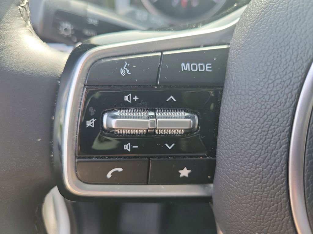 Used 2024 Kia Carnival EX FWD image 13