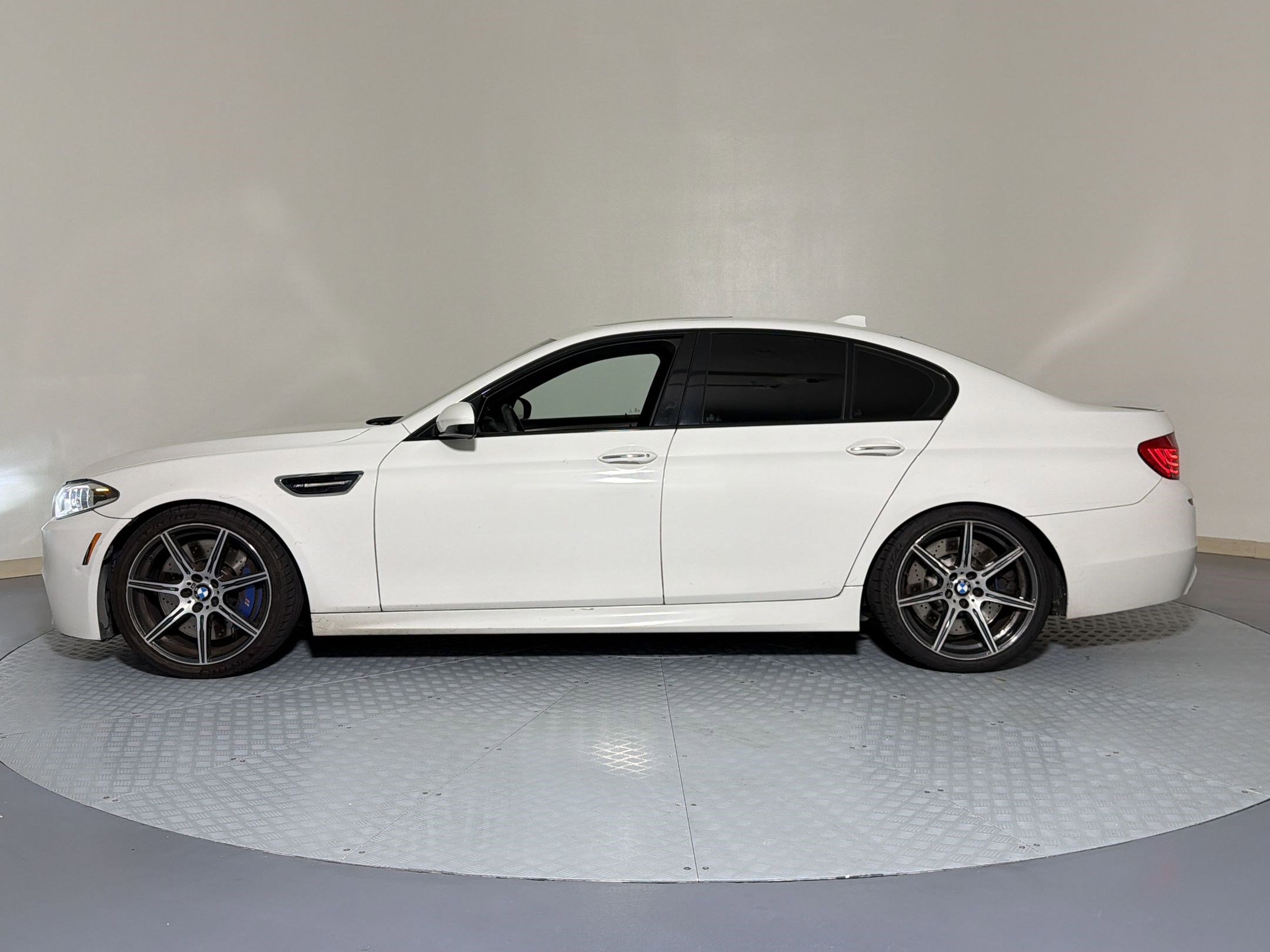 Used 2016 BMW M5 RWD image 2