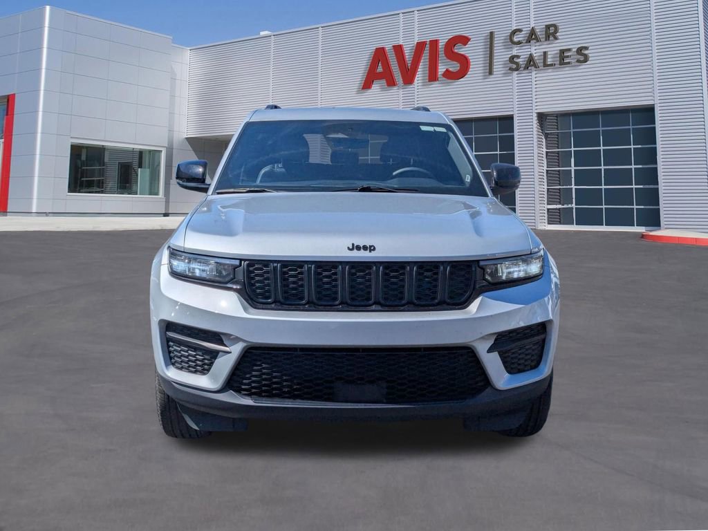 Used 2025 Jeep Grand Cherokee Altitude image 2