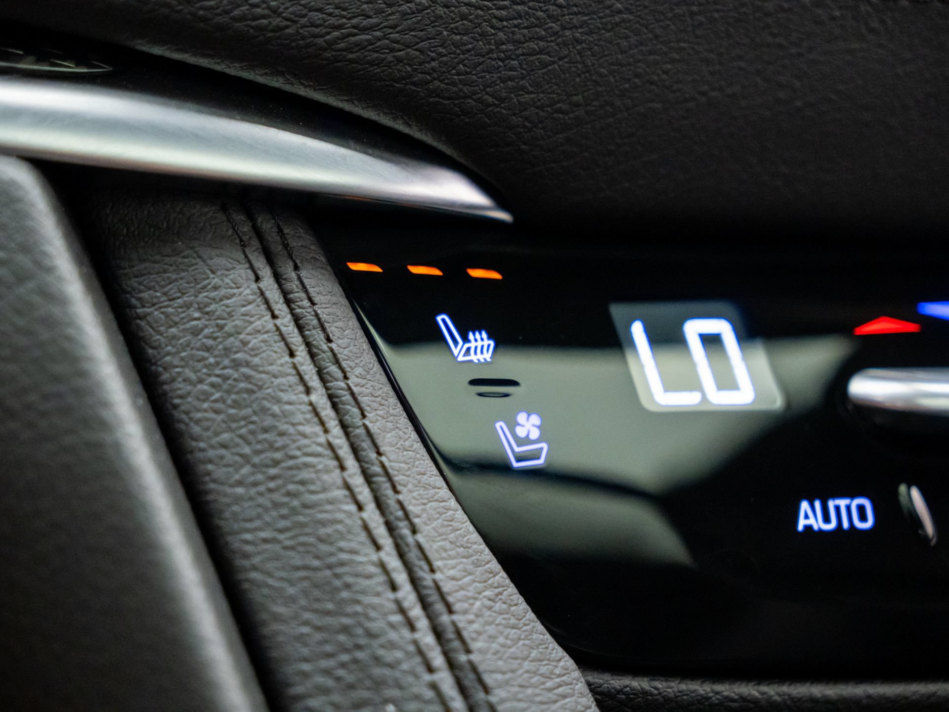 Certified 2026 Cadillac XT5 Sportv w/ LPO, Floor Liner Package AWD/4WD image 28