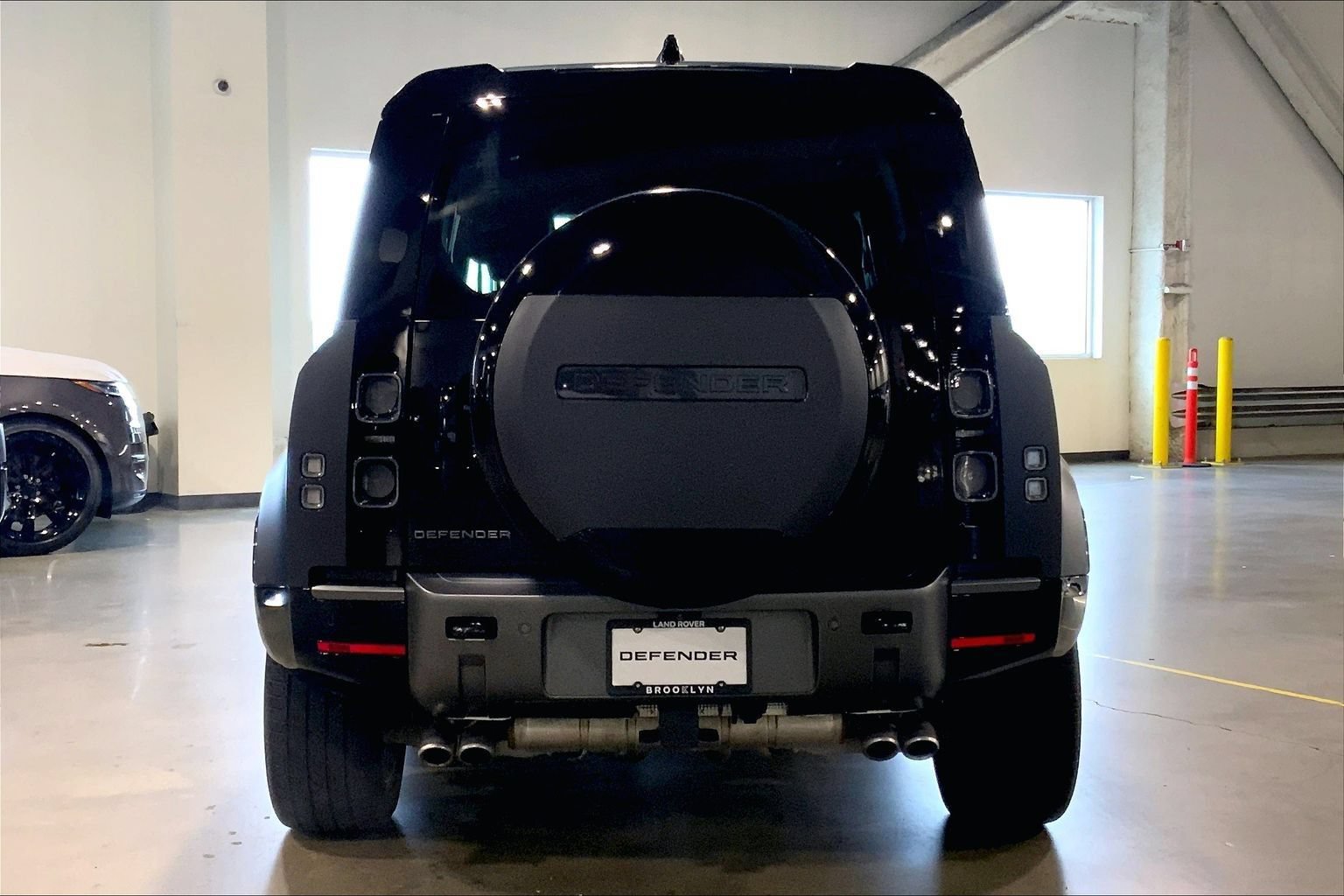 Certified 2025 Land Rover Defender 110 V8 AWD/4WD image 4