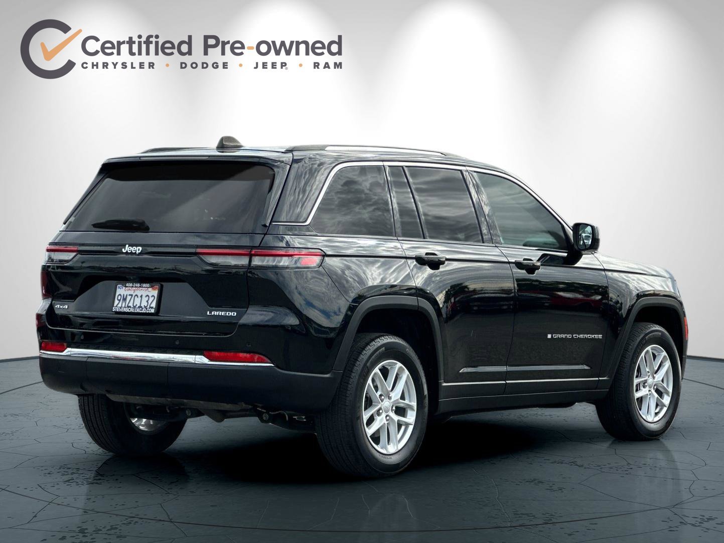 Used 2023 Jeep Grand Cherokee Laredo AWD/4WD image 4