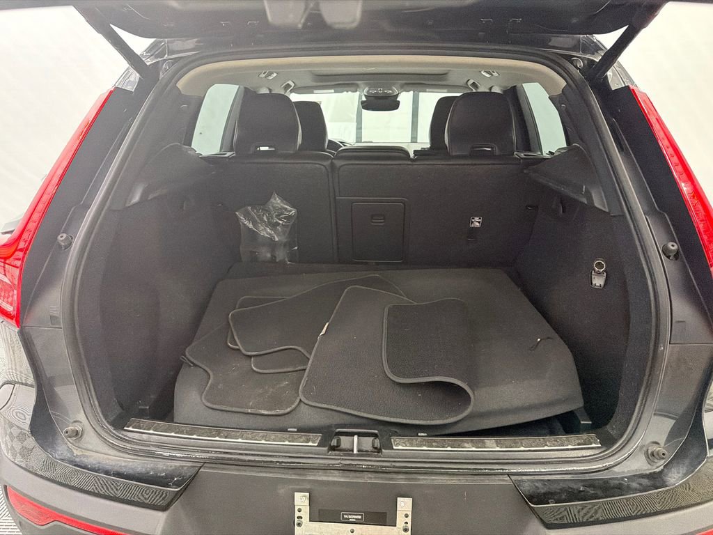 Used 2023 Volvo XC40 B5 Plus image 19