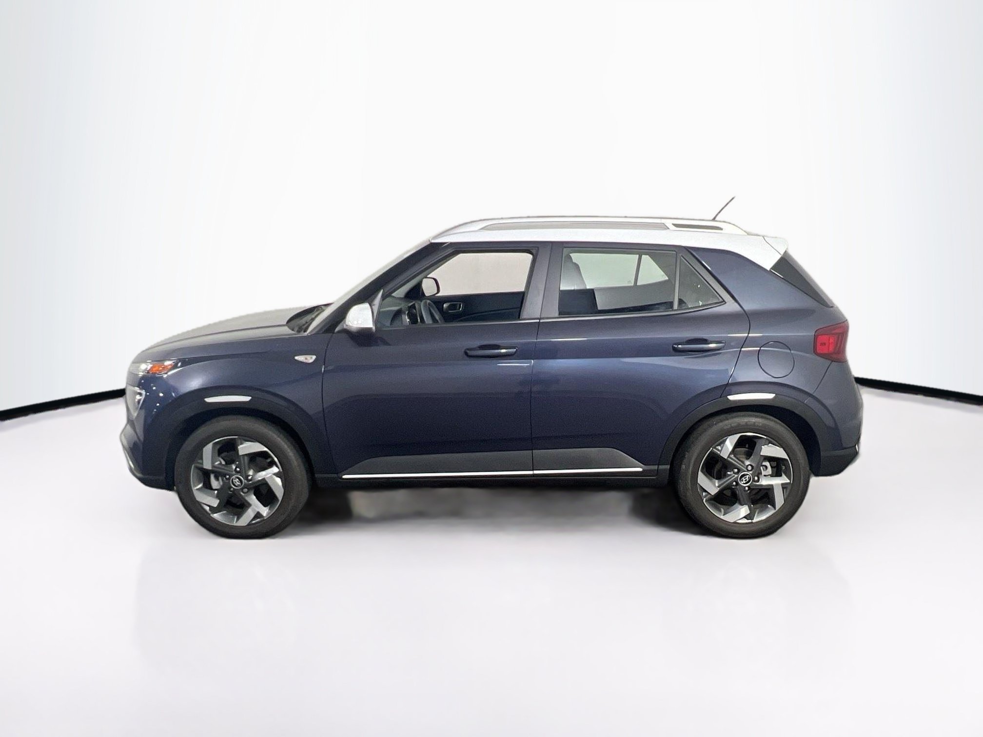 Used 2023 Hyundai Venue Limited FWD image 8