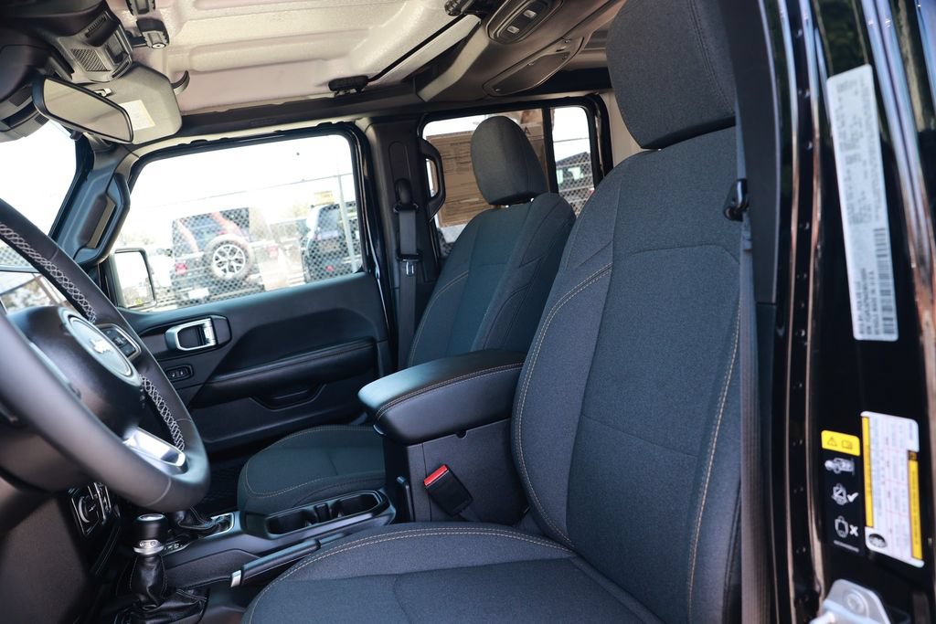 Used 2025 Jeep Wrangler Unlimited Sahara w/ Safety Group AWD/4WD image 18