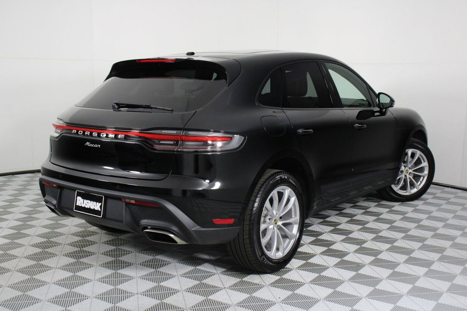 Certified 2025 Porsche Macan AWD/4WD image 7