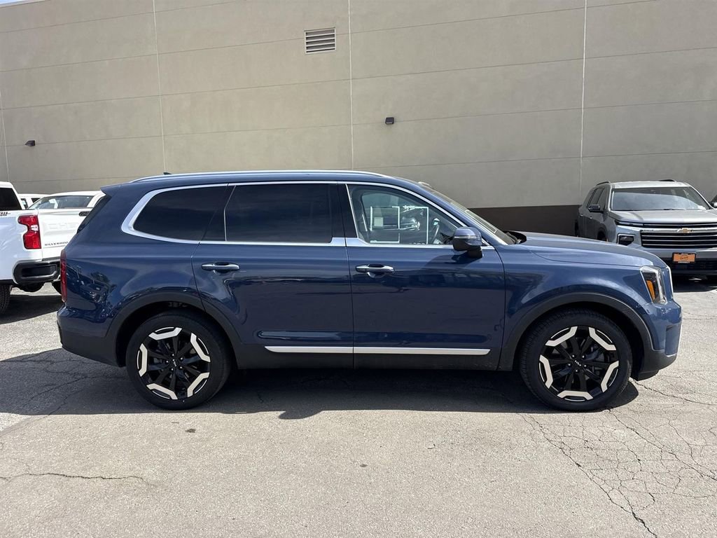 Used 2023 Kia Telluride S image 2