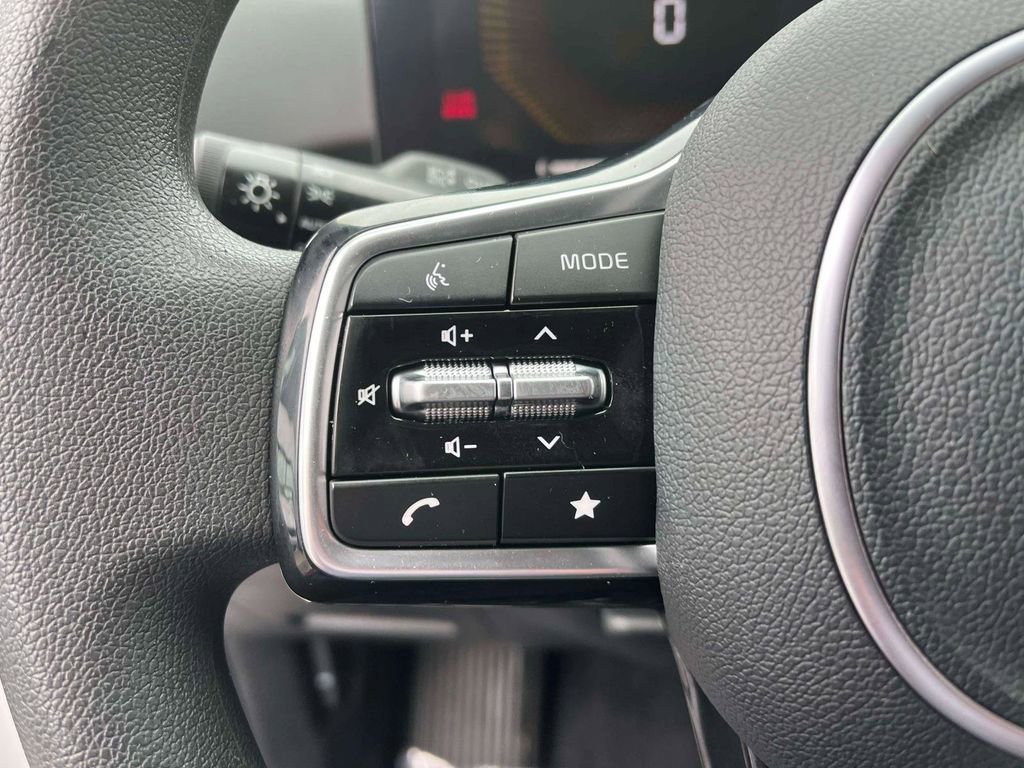 Used 2025 Kia Sorento LX FWD image 16
