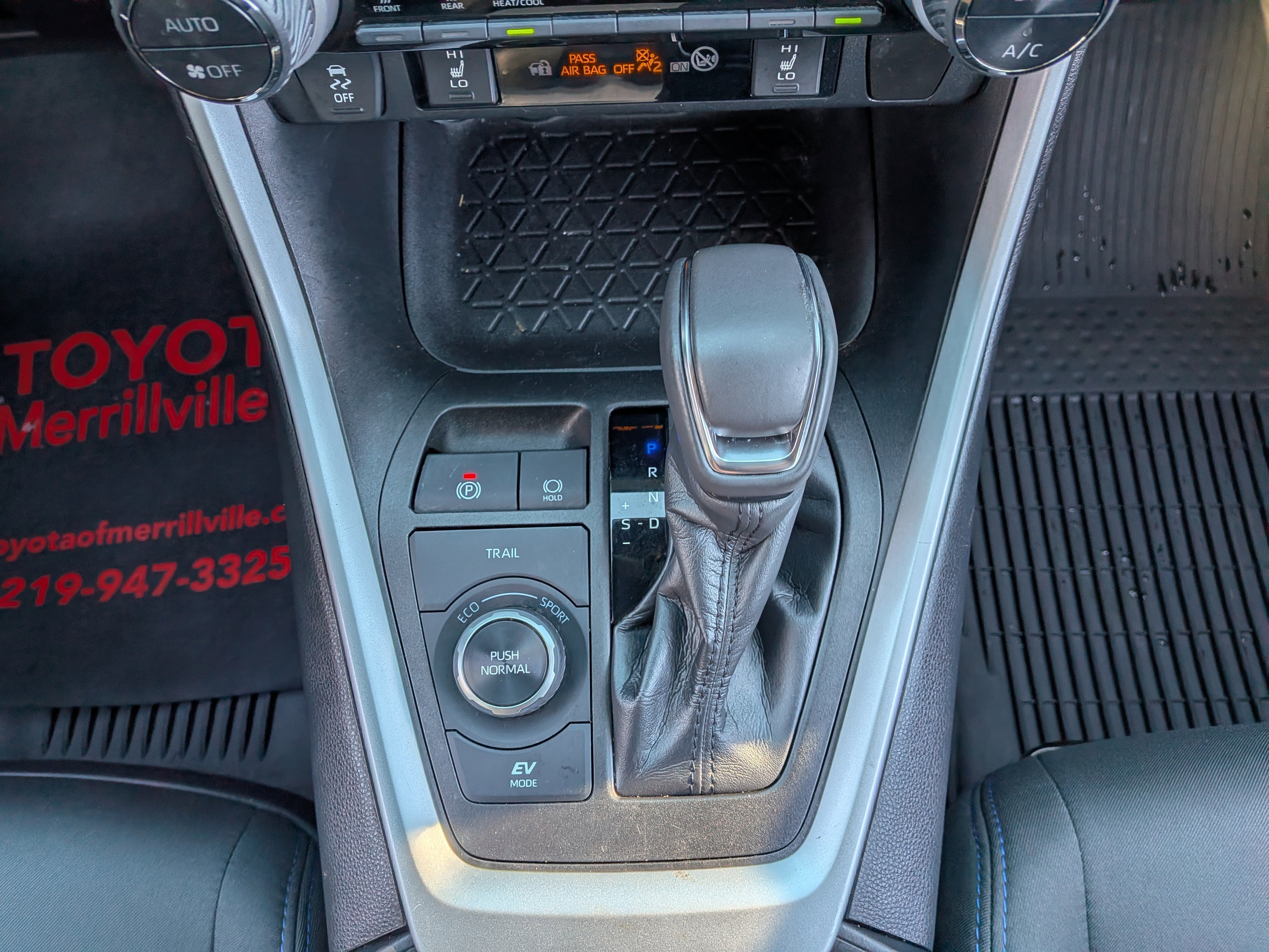 Used 2023 Toyota RAV4 SE image 32