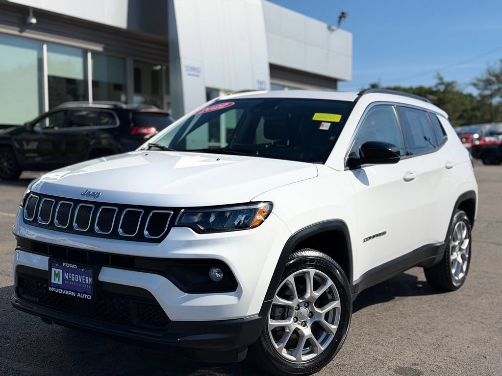 Used 2022 Jeep Compass Latitude w/ Sun and Sound Group AWD/4WD image 1