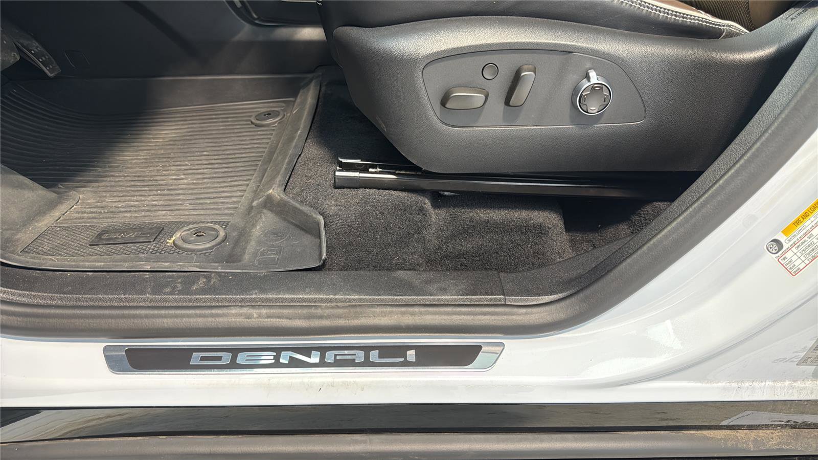 Used 2026 GMC Acadia Denali Ultimate w/ LPO, Floor Liner Package AWD/4WD image 30