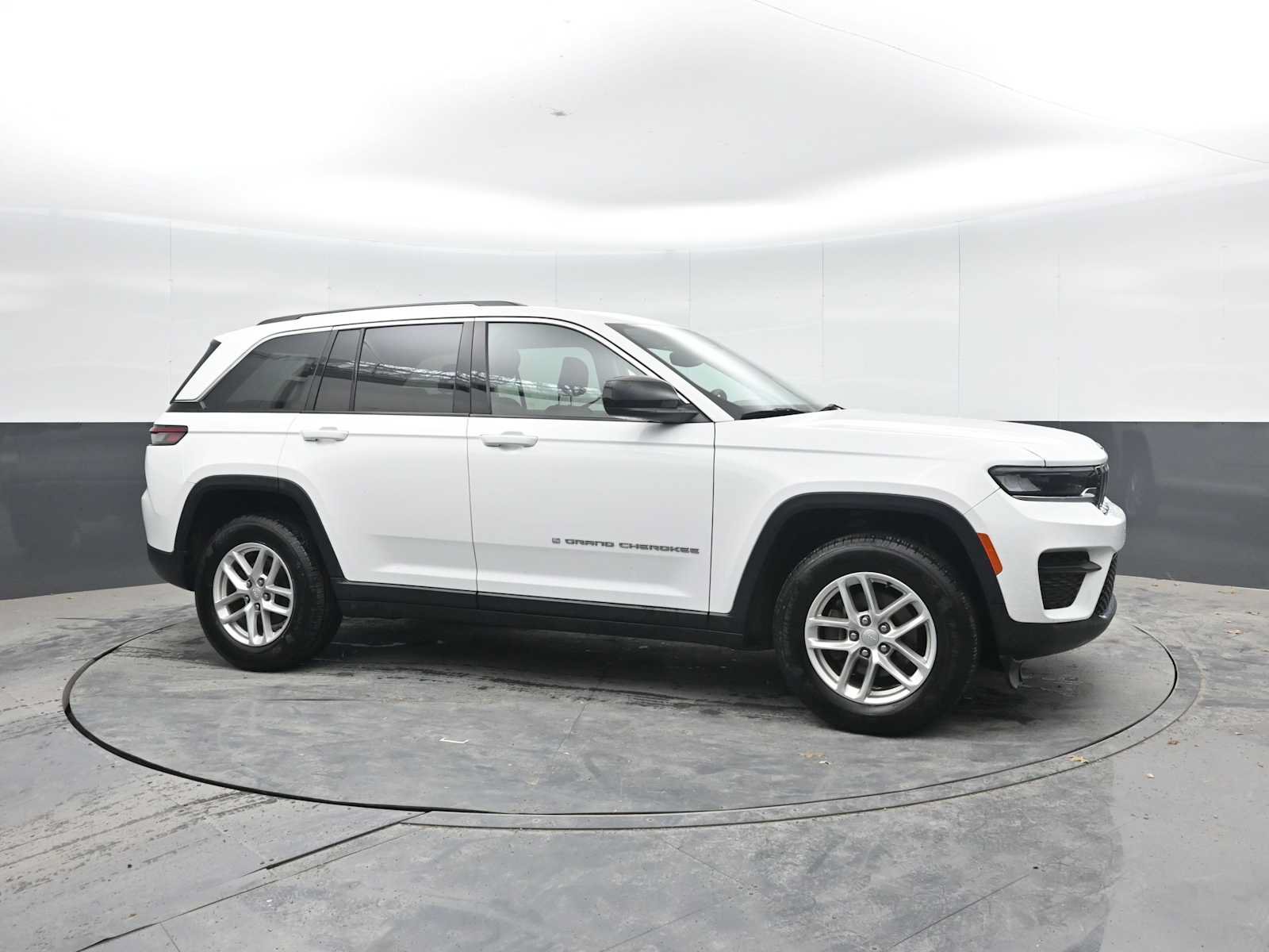 Used 2023 Jeep Grand Cherokee Laredo AWD/4WD image 8