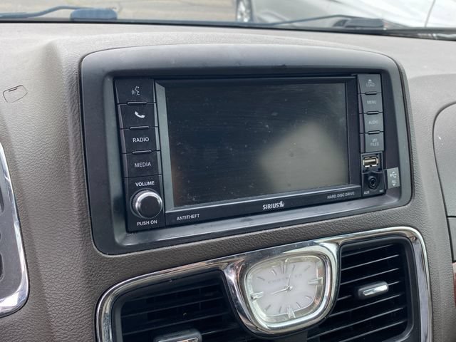 Used 2013 Chrysler Town & Country Touring FWD image 7