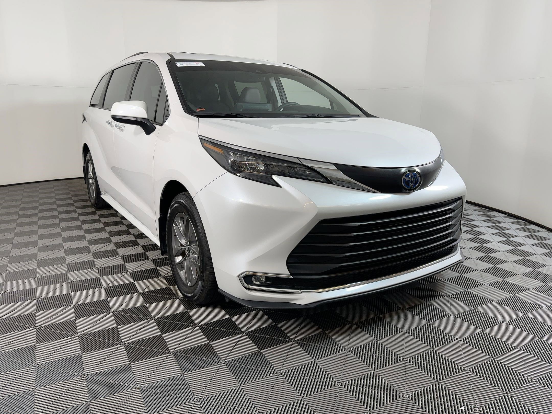 Used 2024 Toyota Sienna XLE image 20