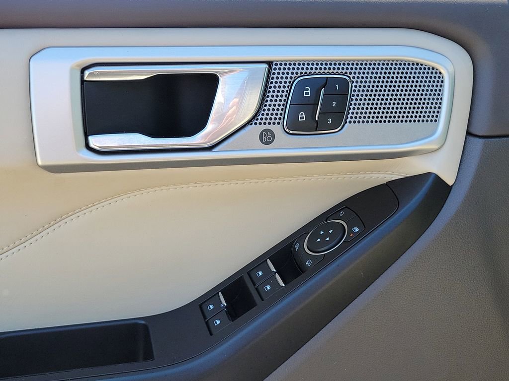 Used 2020 Ford Explorer Platinum image 32