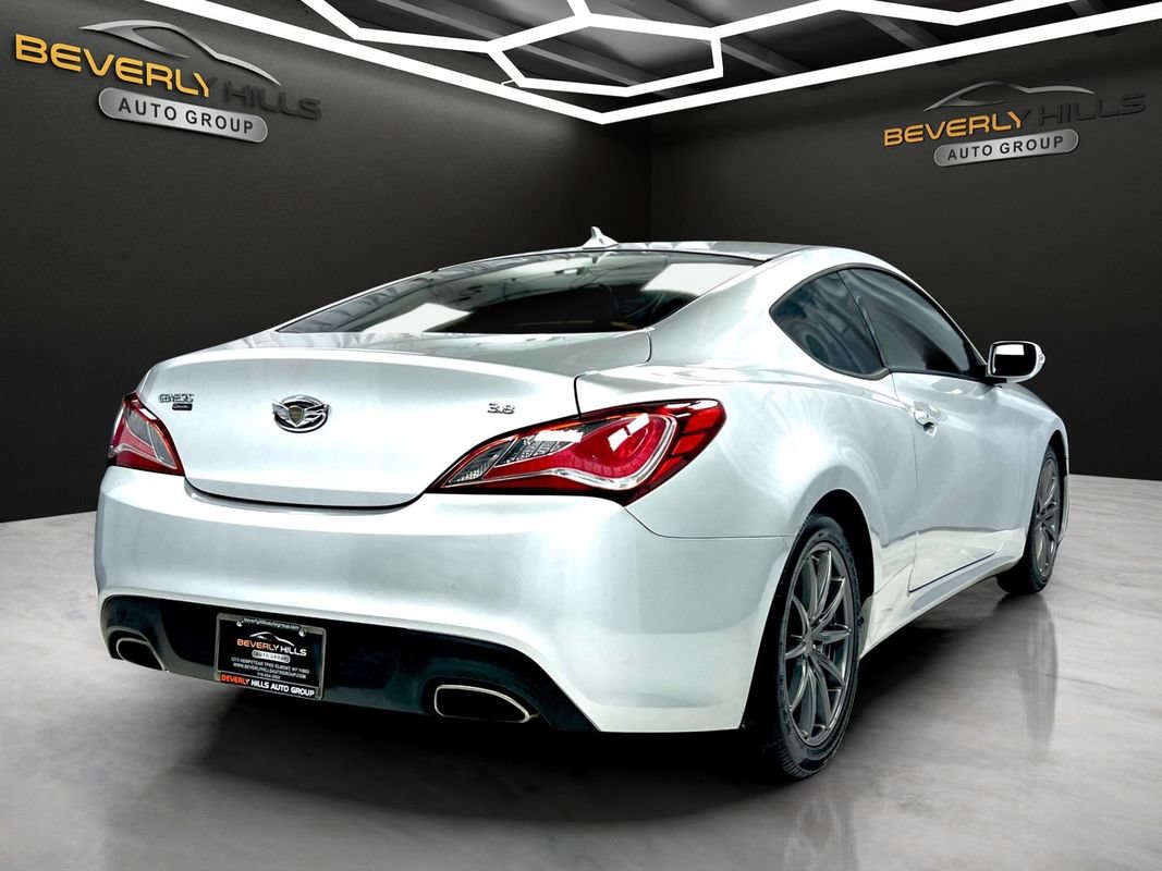 Used 2015 Hyundai Genesis 3.8 image 4