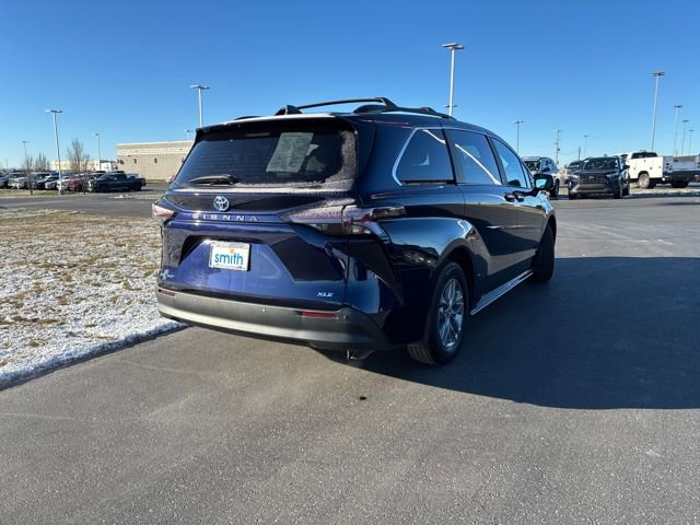 Used 2025 Toyota Sienna XLE image 3