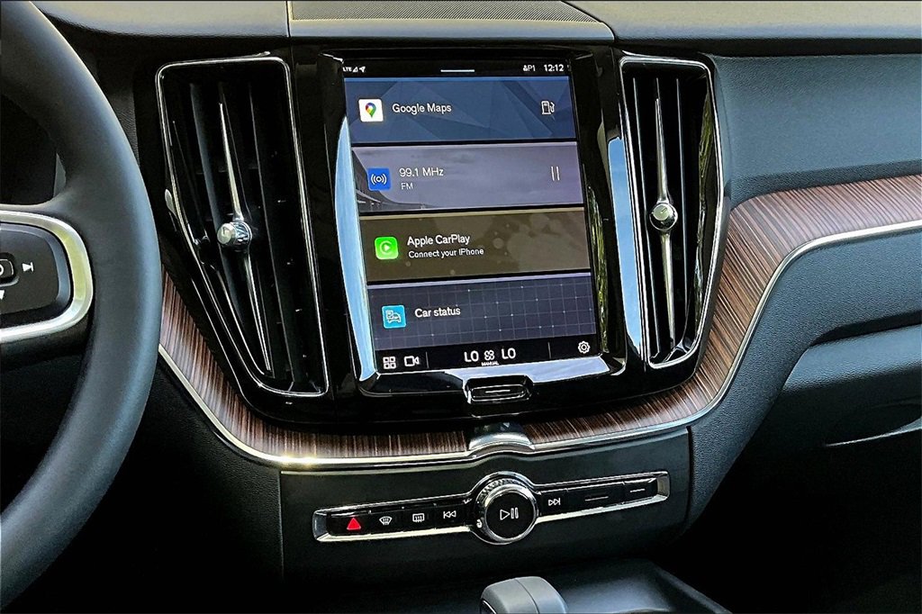 Certified 2022 Volvo XC60 B5 Momentum image 9