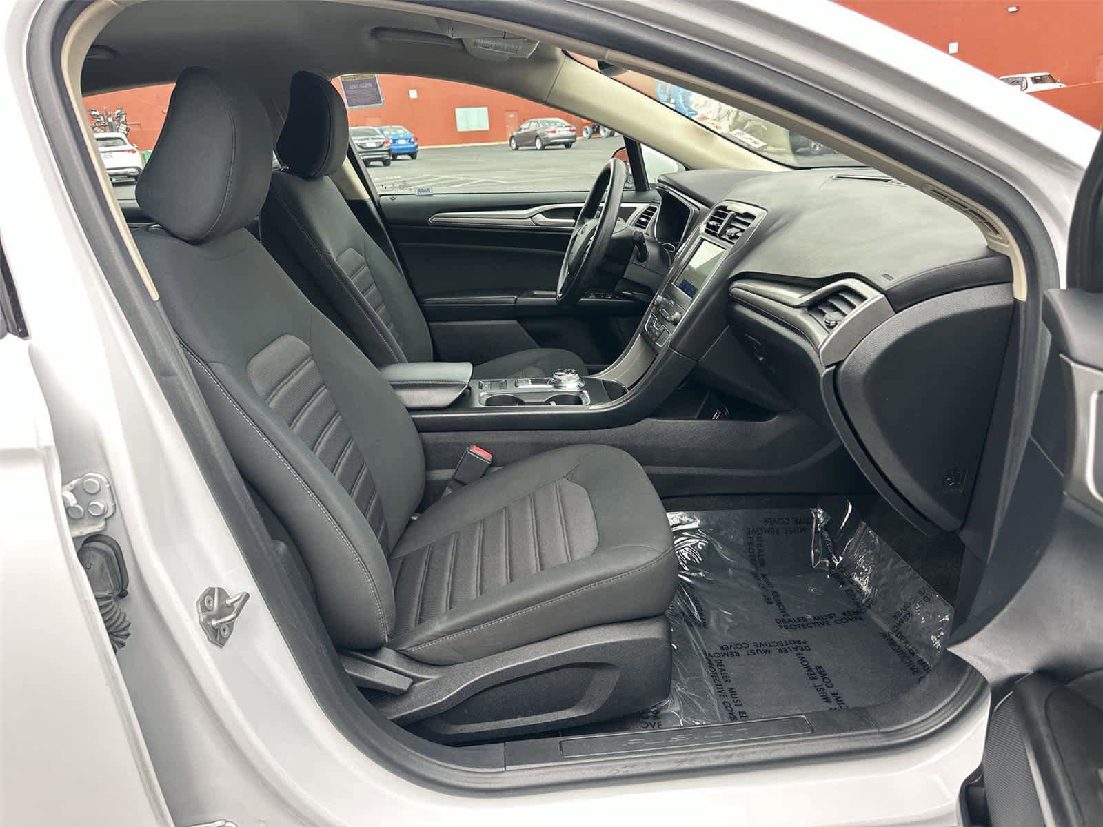 Used 2020 Ford Fusion SE FWD image 15